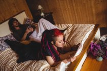 Jeune couple hipster se détendre sur le lit à la maison — Photo de stock