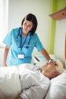 L'infirmière vérifie le patient âgé à l'hôpital — Photo de stock