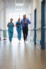 Medico e infermiere che operano nel corridoio dell'ospedale durante le emergenze — Foto stock