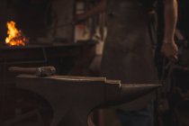 Вид наковальни и молотка в мастерской — стоковое фото