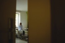 Старший мужчина сидит на кровати в больничном отделении — стоковое фото