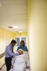 Доктор вивчає пацієнта в лікарняному коридорі — стокове фото