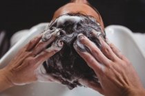 Uomo ottenere il suo lavaggio dei capelli al salone — Foto stock