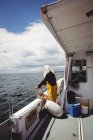 Vista laterale del pescatore gettando boa in mare dalla barca da pesca — Foto stock