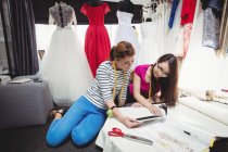 Designers femininos trabalhando no laptop em estúdio — Fotografia de Stock