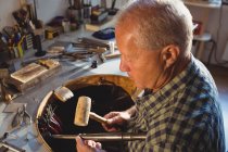 Goldschmied bereitet Arbeitswerkzeug in Werkstatt vor — Stockfoto