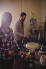 Paar bereitet zu Hause in Küche gemeinsam Essen zu — Stockfoto