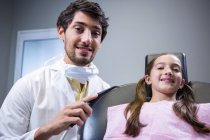Ritratto del dentista e del giovane paziente presso la clinica dentistica — Foto stock