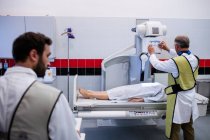 Médicos que usam a máquina de raios X para examinar o paciente no hospital — Fotografia de Stock