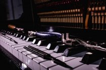 Крупный план ремонтных инструментов на старой фортепианной клавиатуре — стоковое фото