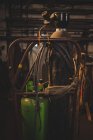 Крупним планом ковальський газ, пальник і циліндр на робочому цеху — стокове фото
