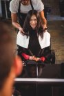 Портрет чоловіка-перукаря з клієнтом в салоні — стокове фото