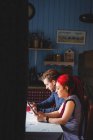 Розумна пара, використовуючи цифровий планшет, сидячи вдома — стокове фото