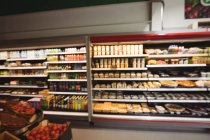 Внутренний вид продуктового отдела в супермаркете — стоковое фото
