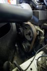 Primer plano del motor del coche y los componentes en el garaje de reparación - foto de stock