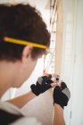 Carpinteiro trabalhando na porta de madeira em casa — Fotografia de Stock