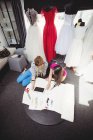 Designers femininos trabalhando no laptop em estúdio — Fotografia de Stock
