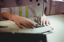 Обрезанный образ женщины портнихи швейной машинки в студии — стоковое фото