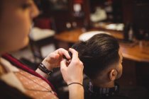 Мужчина стрижется в парикмахерской — стоковое фото