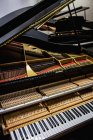 Nahaufnahme einer alten Klaviertastatur in der Werkstatt — Stockfoto