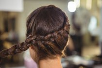Вид ззаду жінки з зачіскою на коси в салоні — стокове фото