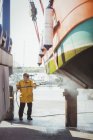 Barco de limpieza hombre con lavadora a presión en día soleado - foto de stock
