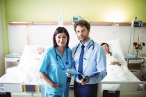 Portrait du médecin et de l'infirmière en salle d'hôpital — Photo de stock