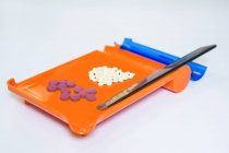 Nahaufnahme verschiedener Tabletten auf Tablett in der Apotheke — Stockfoto