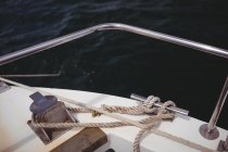 Крупный план веревки, привязанной к болларду на палубе лодки — стоковое фото