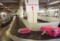Equipaje en el carrusel de equipaje en la terminal del aeropuerto - foto de stock