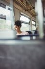 Donna pisolino mentre seduto in treno — Foto stock