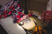Крупный план швейной машинки в студии — стоковое фото