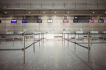 Balcão de check-in vazio dentro do terminal do aeroporto — Fotografia de Stock