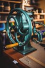 Крупним планом старовинна швейна машина в майстерні — стокове фото