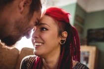 Romantische junge Frau schaut Mann zu Hause an — Stockfoto