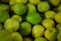 Close up of fresh lemons in supermarket — Stock Photo