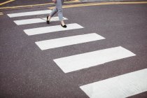 Partie basse de la femme d'affaires marchant sur la route — Photo de stock