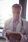 Лікар з стетоскоп, використовуючи цифровий планшетний в лікарні — стокове фото