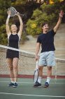 Tennisspieler laufen und winken nach Match auf dem Court — Stockfoto