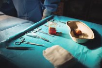 Ferramentas cirúrgicas em bandeja cirúrgica em sala de operação no hospital — Fotografia de Stock