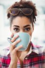 Nahaufnahme Porträt einer Frau, die im Restaurant Kaffee trinkt — Stockfoto