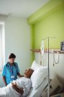 Медсестра зіпсується старший пацієнта у лікарні — стокове фото