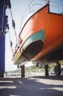Boot am Hydrolift am sonnigen Tag — Stockfoto