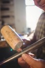 Крупный план ювелира, готовящего рабочий инструмент в мастерской — стоковое фото