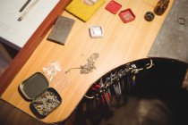 Верхний вид ювелирных аксессуаров на рабочем столе в мастерской — стоковое фото