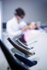 Messa a fuoco selettiva di strumenti dentali in clinica — Foto stock
