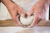 Розділ середині Поттер, до формування глини в гончарні майстерні — стокове фото