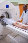 Пацієнт введення МРТ сканування машини в лікарні — стокове фото