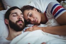 Пара спить разом на ліжку в спальні — стокове фото