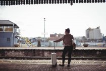 Полная длина женщины, стоящей на платформе железнодорожного вокзала — стоковое фото